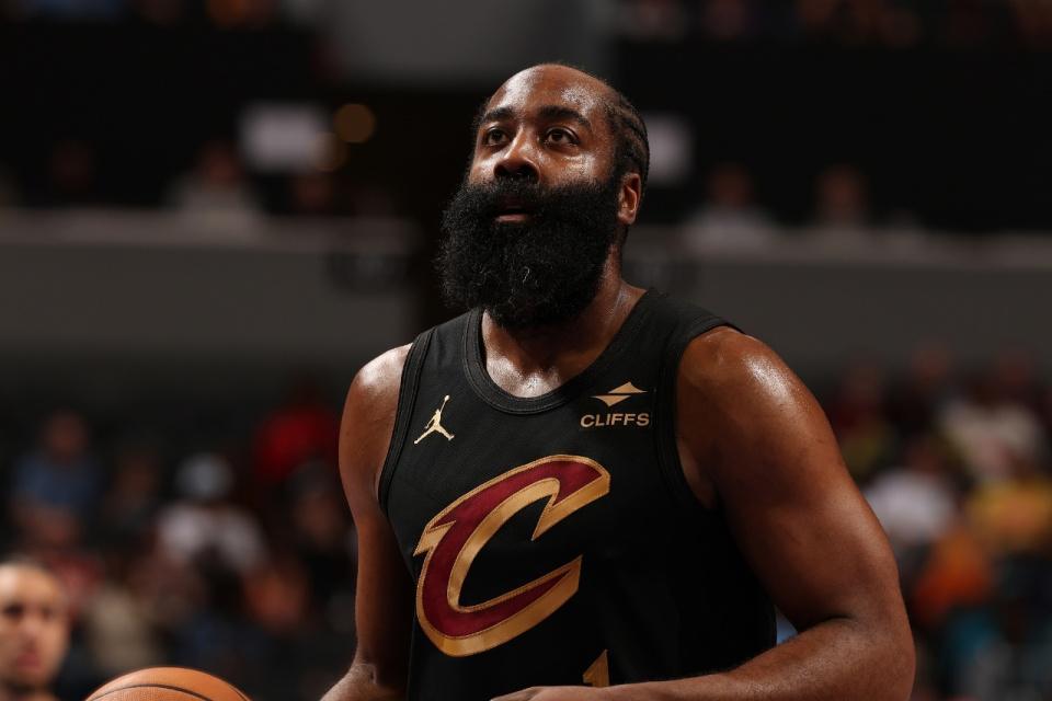 开云棋牌-哈登18+8加盟全胜！骑士险胜黄蜂豪取7连胜 米切尔32分克努33分